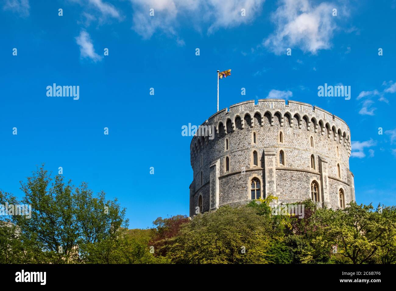 Der runde Normannische Bergfried (Round Tower) in Windsor Castle mit der Queen's Flag (Royal Standard) fliegend, Windsor, Berkshire, England, Vereinigtes Königreich, Euro Stockfoto