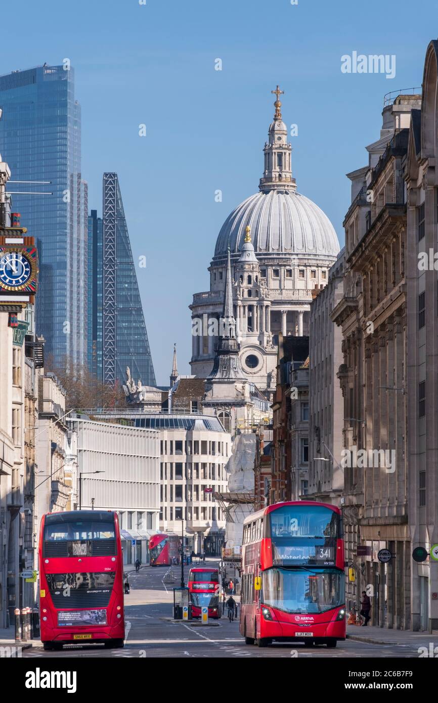 Rote Doppeldeckerbusse auf der Fleet Street mit der Kuppel der St. Paul's Cathedral und Wolkenkratzern im Finanzviertel City of London, London, eng Stockfoto