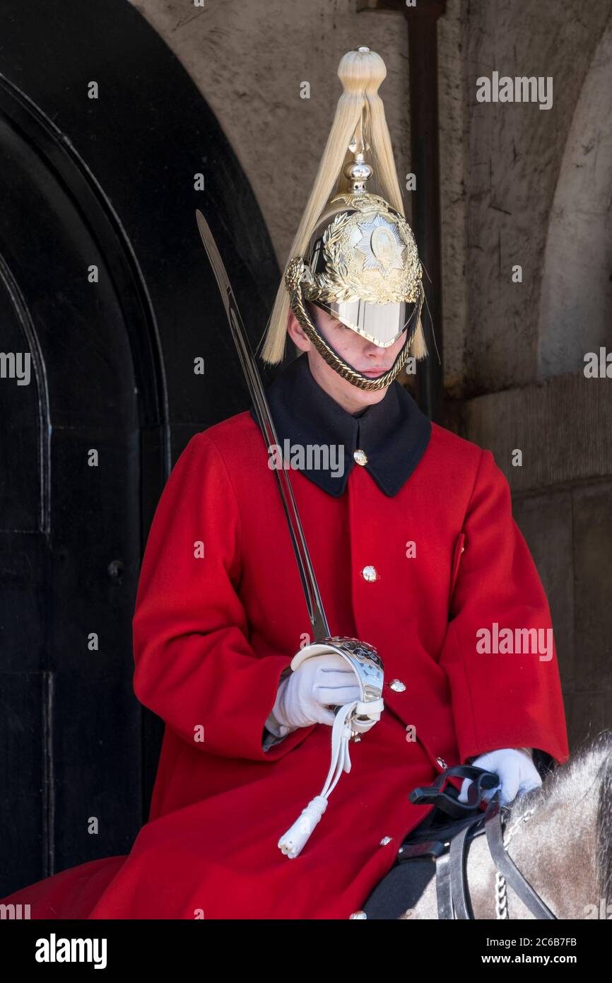 Ein Rettungsschwimmer der Queen's Guards, in zeremonieller Kleidung im Wachdienst, Horse Guards, Westminster, London, England, Vereinigtes Königreich, Europa Stockfoto