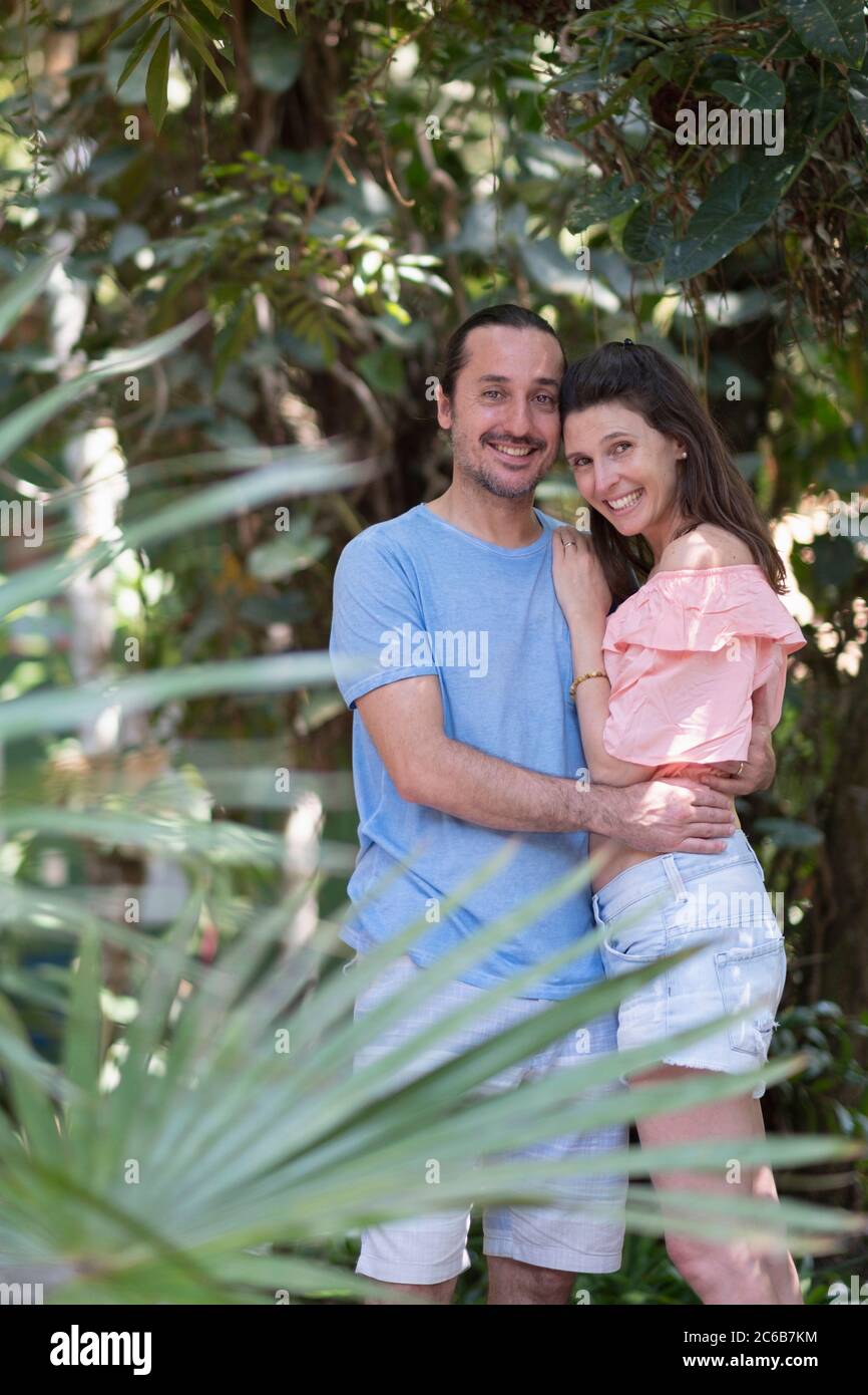 Tropischer Wald oder Hotelgarten Einstellung und mittleren Alters Paar halten sich gegenseitig und glücklich zusammen, Bahia, Brasilien, Südamerika Stockfoto