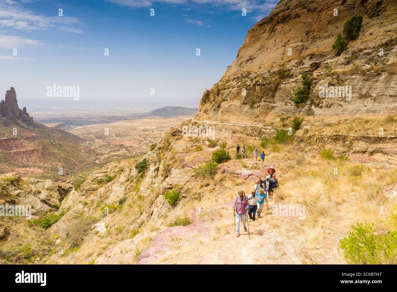 Äthiopische Führer mit Touristen Wandern in Gheralta Berge, Tigray Region, Äthiopien, Afrika Stockfoto