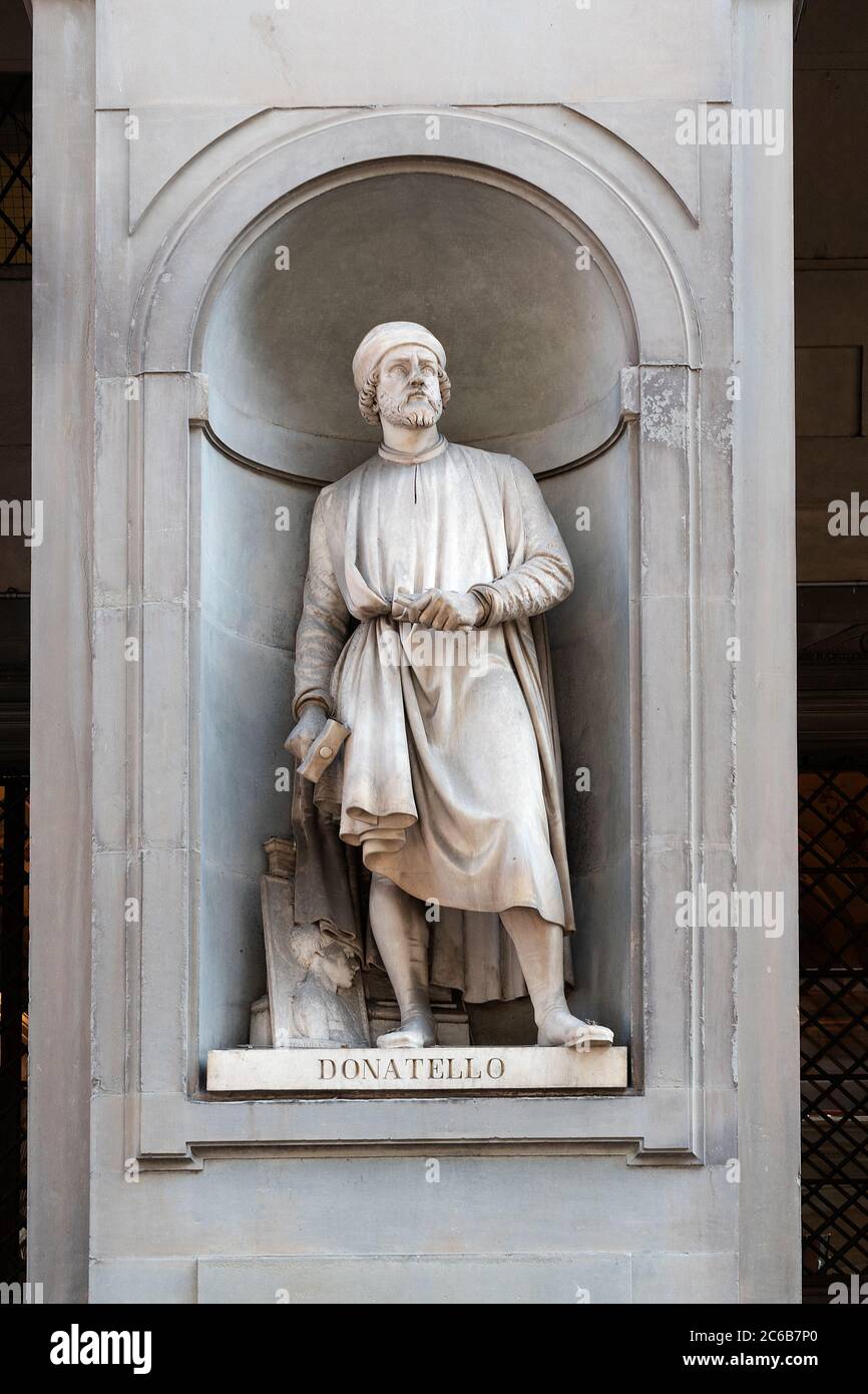 Statue von donatello im Loggiato der uffizien, florenz, toskana, italien. Stockfoto