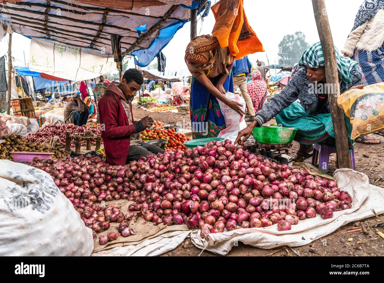 Mann verkauft Zwiebeln in Bati Markt, Amhara Region, Oromia, Äthiopien, Afrika Stockfoto