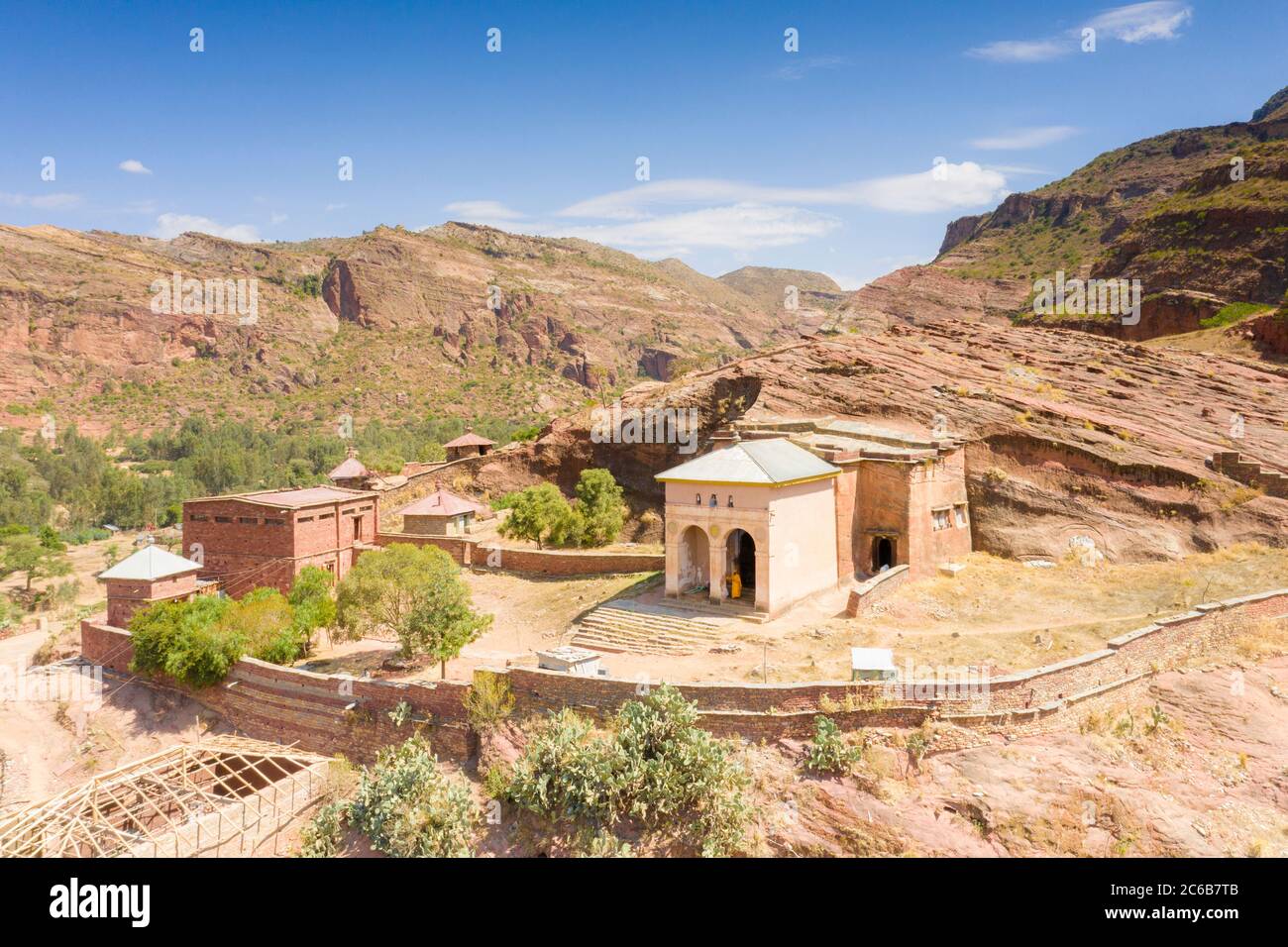 Orthodoxe alte Kirche von Abreha Wir Atsbeha gebaut auf dem Berghang, Tigray Region, Äthiopien, Afrika Stockfoto