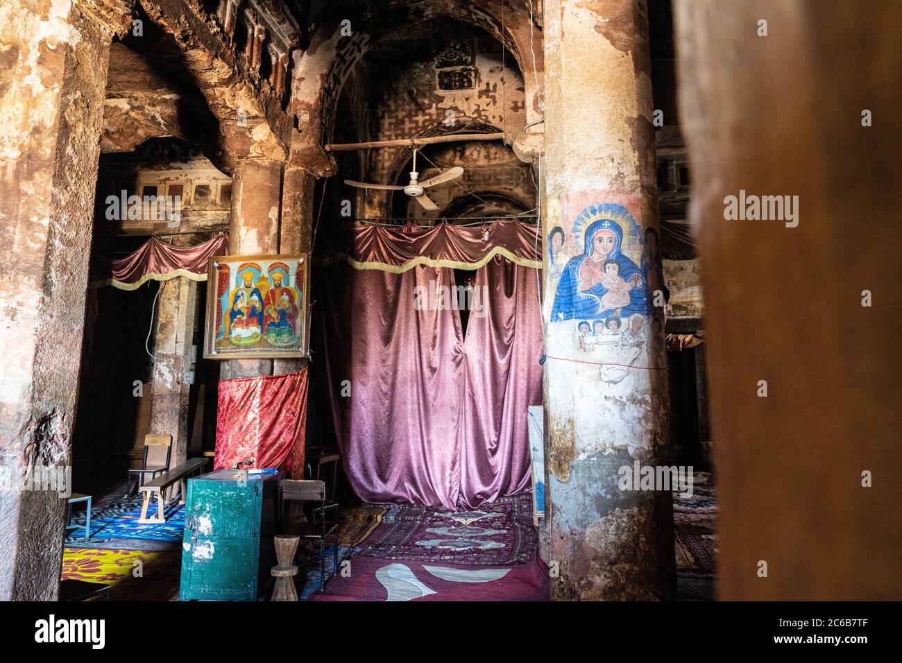 Fresken und Gemälde auf Säulen in Abreha We Atsbeha Kirche, Tigray Region, Äthiopien, Afrika Stockfoto