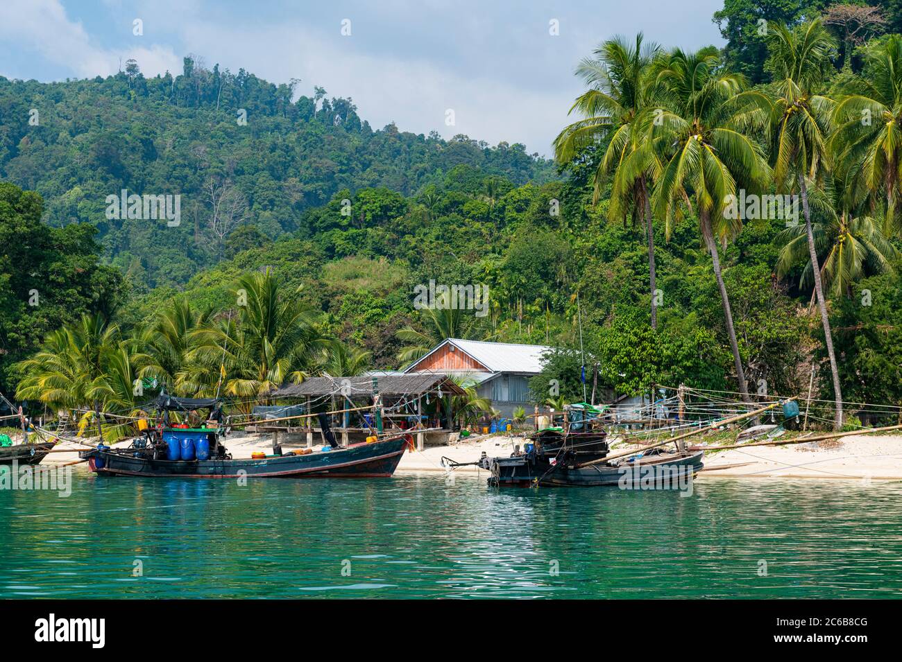 Moken, Meer Zigeunerdorf an einem weißen Sandstrand auf Dome Island, Mergui (Myeik) Archipel, Myanmar (Burma), Asien Stockfoto