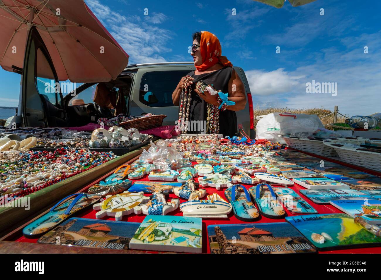 Frau, die Souvenirs am Stand am Strand von La Lanzada, Galizien, Spanien, Europa verkauft Stockfoto