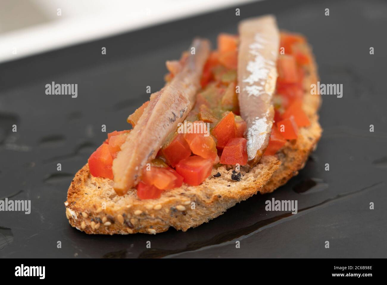 Spanische Sardinen mit Tomaten auf Toast im Restaurant Room Museum in Vigo, Galicien, Spanien Stockfoto