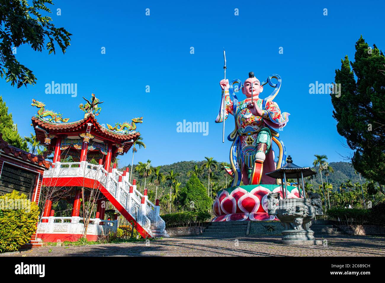 Riesige Statue an einem buddhistischen Tempel, Sun Moon Lake, National Scenic Area, Nantou County, Taiwan, Asien Stockfoto