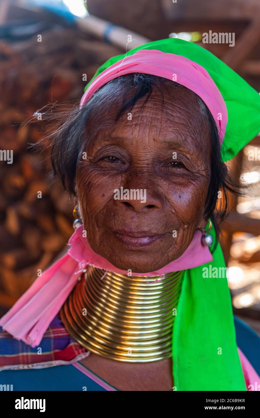 Porträt einer Padaung Frau (Giraffe Frau) (Langhalsfrau), Loikaw Gebiet, Panpet, Kayah Staat, Myanmar (Burma), Asien Stockfoto