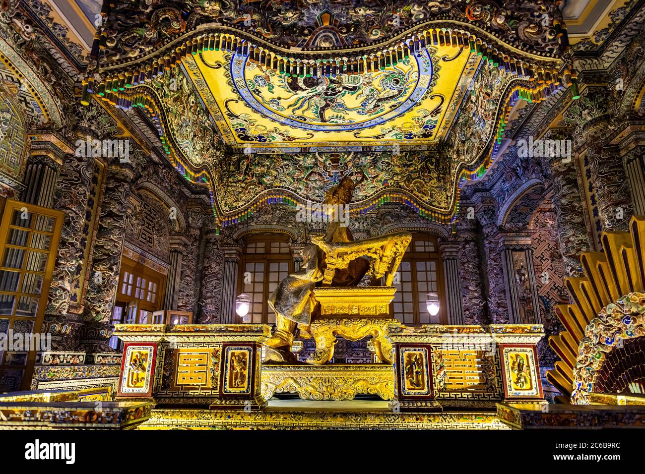 Atemberaubende Dekoration im Inneren des Grabes von Khai Dinh, Hue, UNESCO-Weltkulturerbe, Vietnam, Indochina, Südostasien, Asien Stockfoto