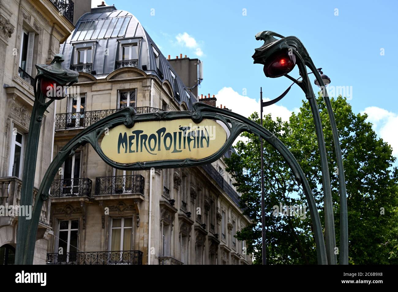 Die Station Saint Michel ist eine der berühmten U-Bahnstationen Stockfoto