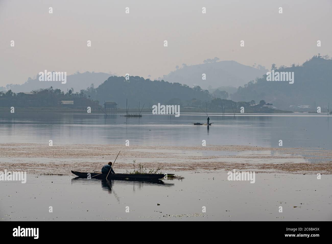 Fischer in seinem Kanu Angeln, Loktak Lake, Moirang, Manipur, Indien, Asien Stockfoto