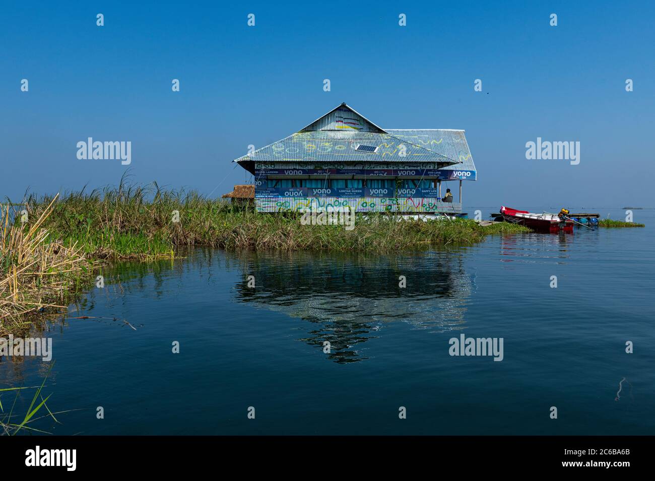 Fischerhaus auf einer Phumdi (schwimmende Insel), Loktak Lake, Moirang, Manipur, Indien, Asien Stockfoto
