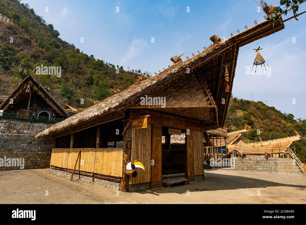Traditionelle Hütten bauen, Naga Heritage Dorf Kisama, Nagaland, Indien Stockfoto