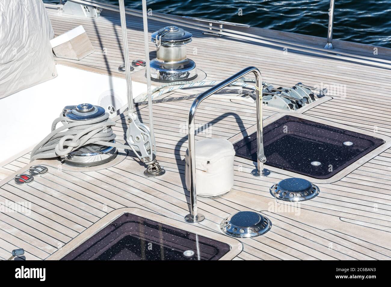 Deck einer Luxus-Segelyacht im Hafen Stockfoto