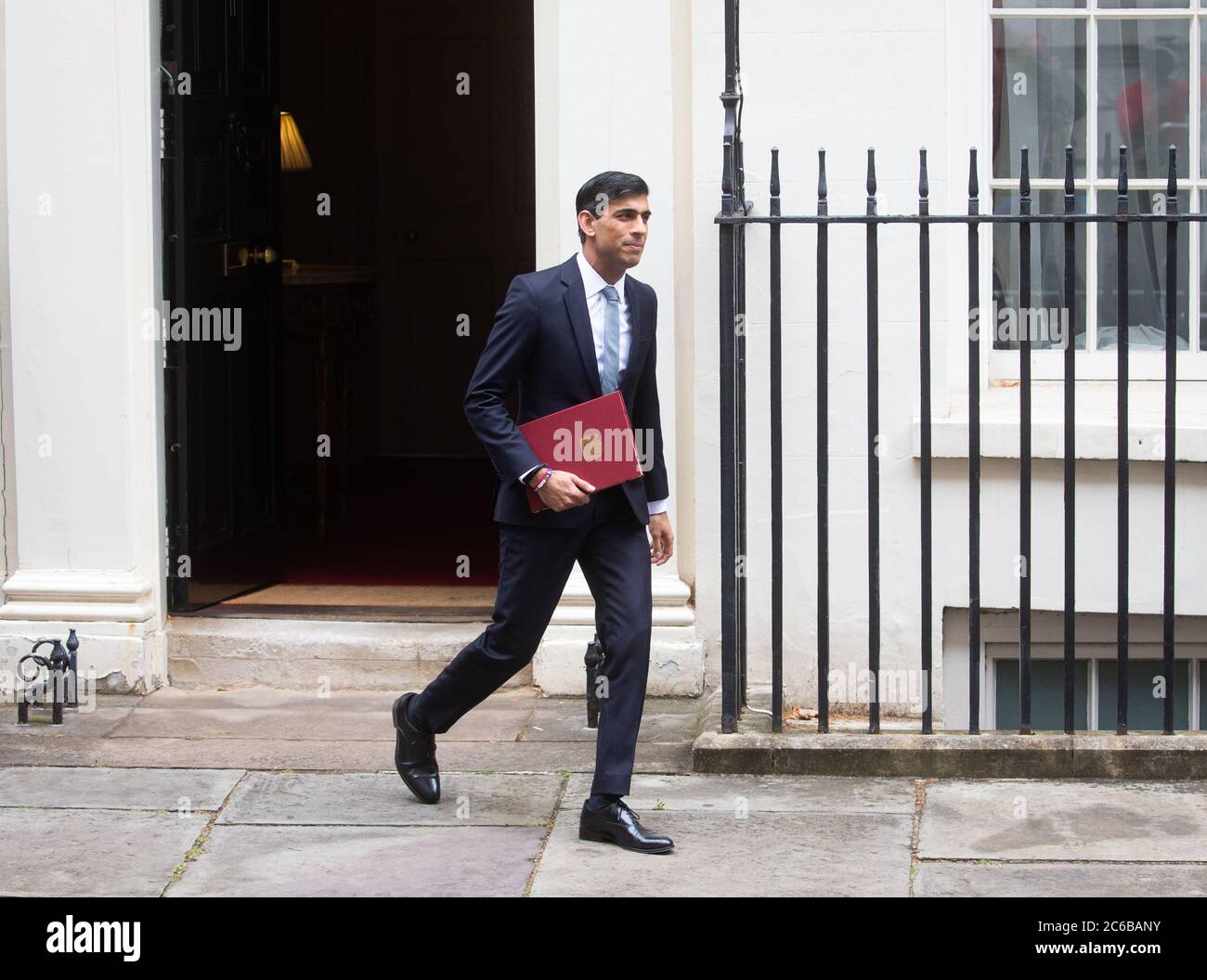 Kanzler der Schatzmeister, Rishi Sunak, verlässt Nummer 11 Downing Street, um zum Parlament zu gehen, um seine Sommererklärung zu liefern. Stockfoto