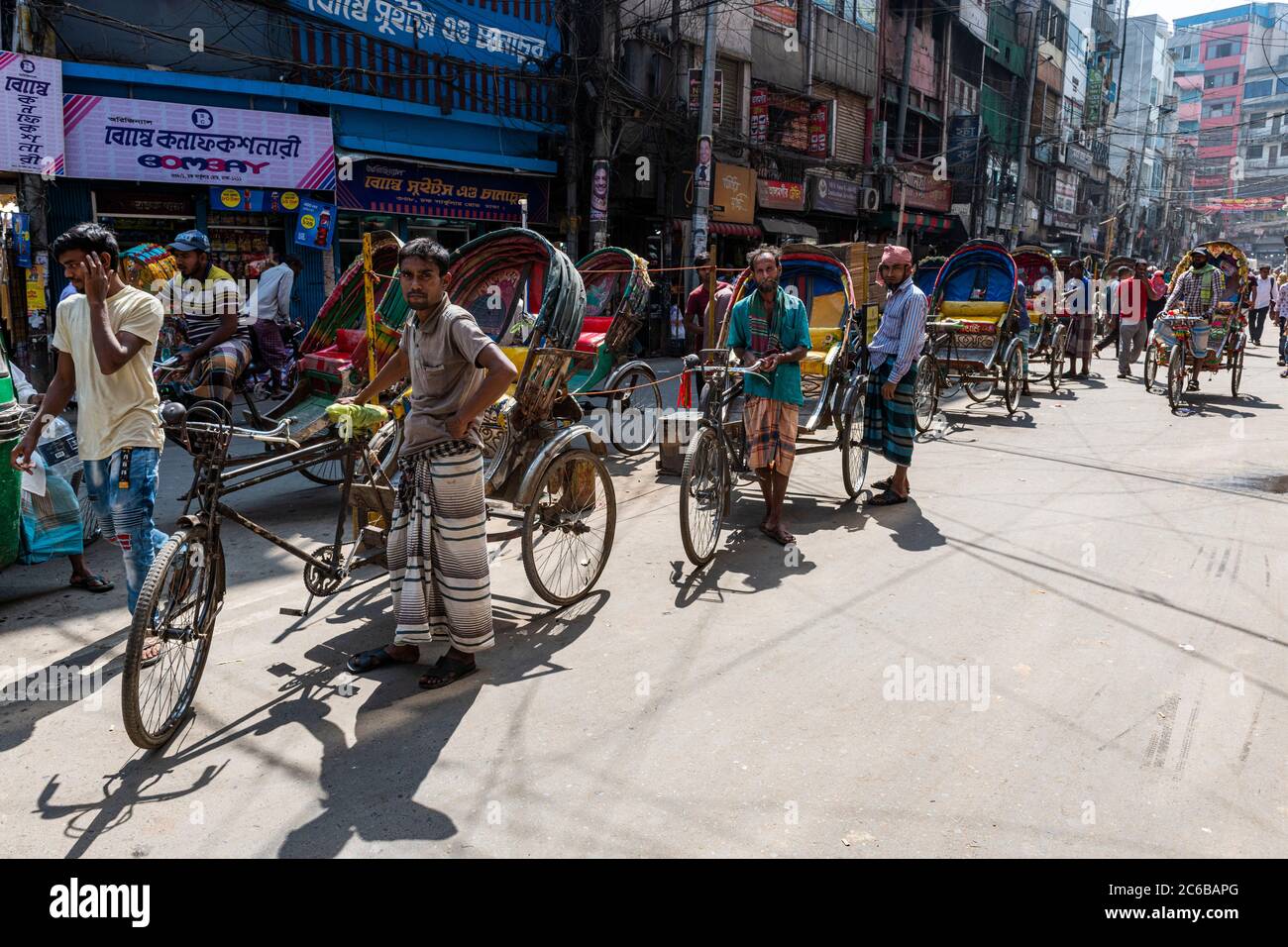 Rikscha-Fahrer im Basar, Dhaka, Bangladesch, Asien Stockfoto