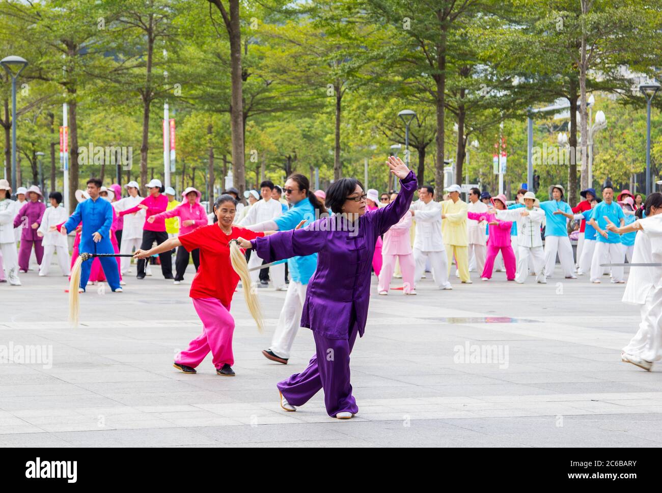 Shenzhen, China - 14. November 2015: Eine Gruppe Rentner übt auf der Straße Kampfkunsttanz. Es ist eine traditionelle und beliebte Freizeit sp Stockfoto