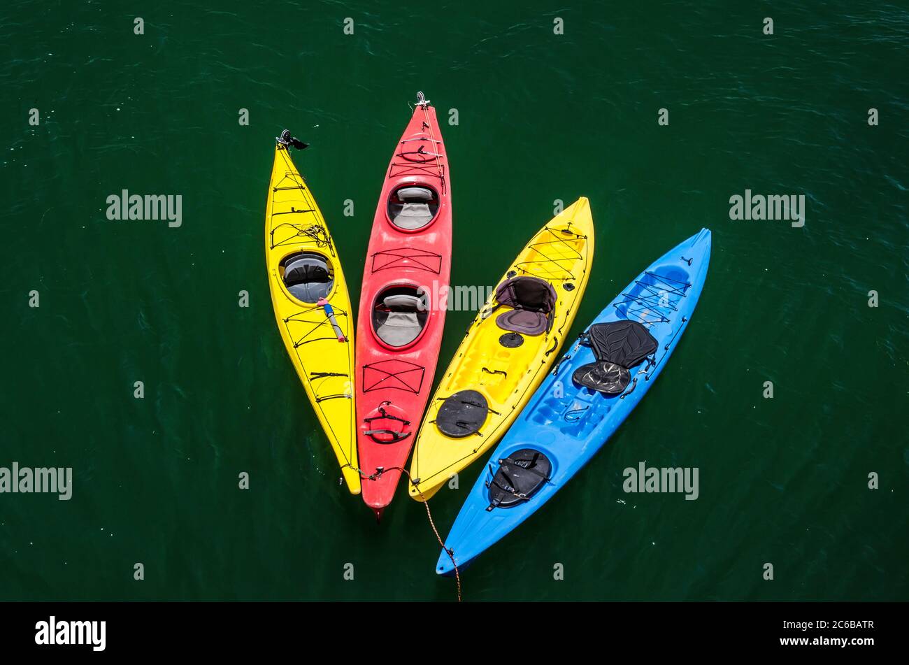 Bunte Kajaks auf dem Wasser Stockfoto