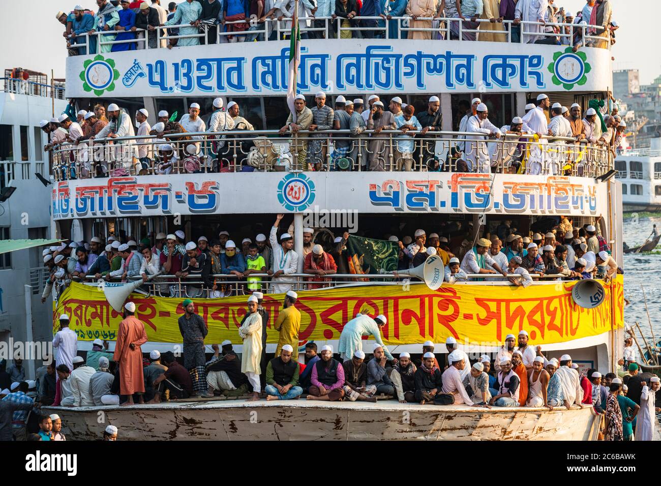 Überfüllte Passagierfähre mit Pilgern auf dem Dhaka River, Hafen von Dhaka, Dhaka, Bangladesch, Asien Stockfoto