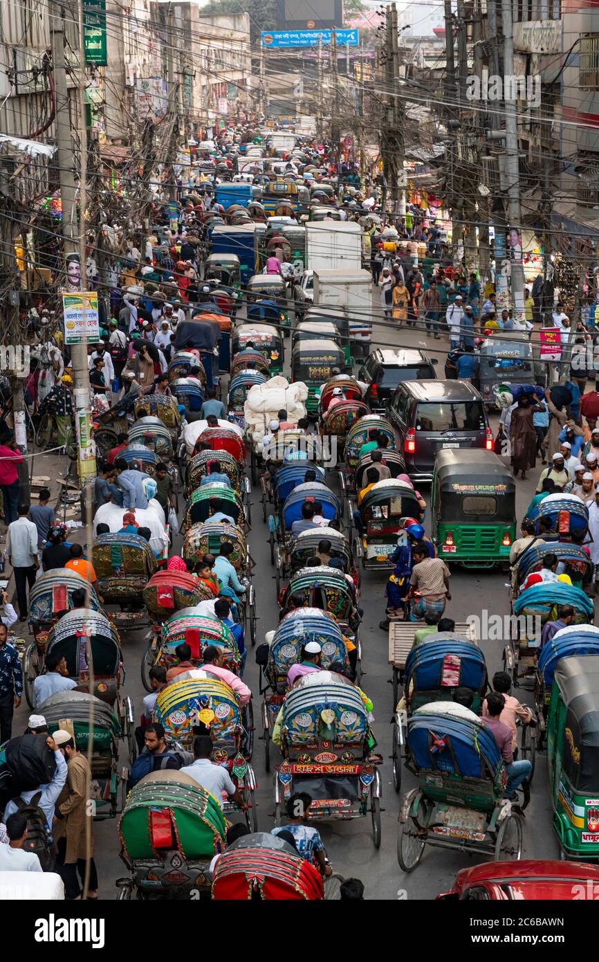 Überfüllt mit Rikschas, einer Straße im Zentrum von Dhaka, Bangladesch, Asien Stockfoto