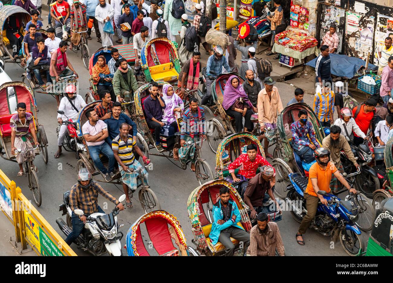 Überfüllt mit Rikschas, einer Straße im Zentrum von Dhaka, Bangladesch, Asien Stockfoto
