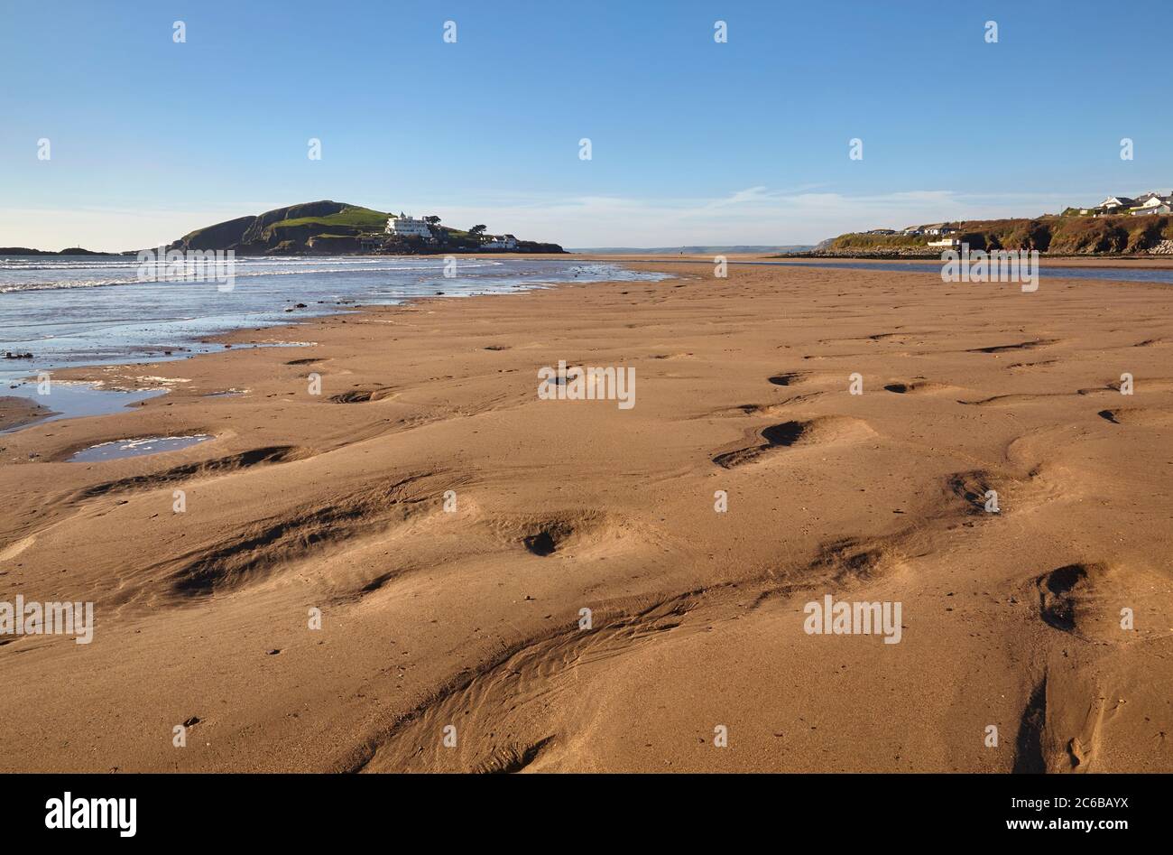 Eine Ansicht der Strände bei Ebbe bei Bigbury-on-Sea, an der Südküste von Devon, mit Burgh Island im Hintergrund, Devon, England, Großbritannien, Europa Stockfoto