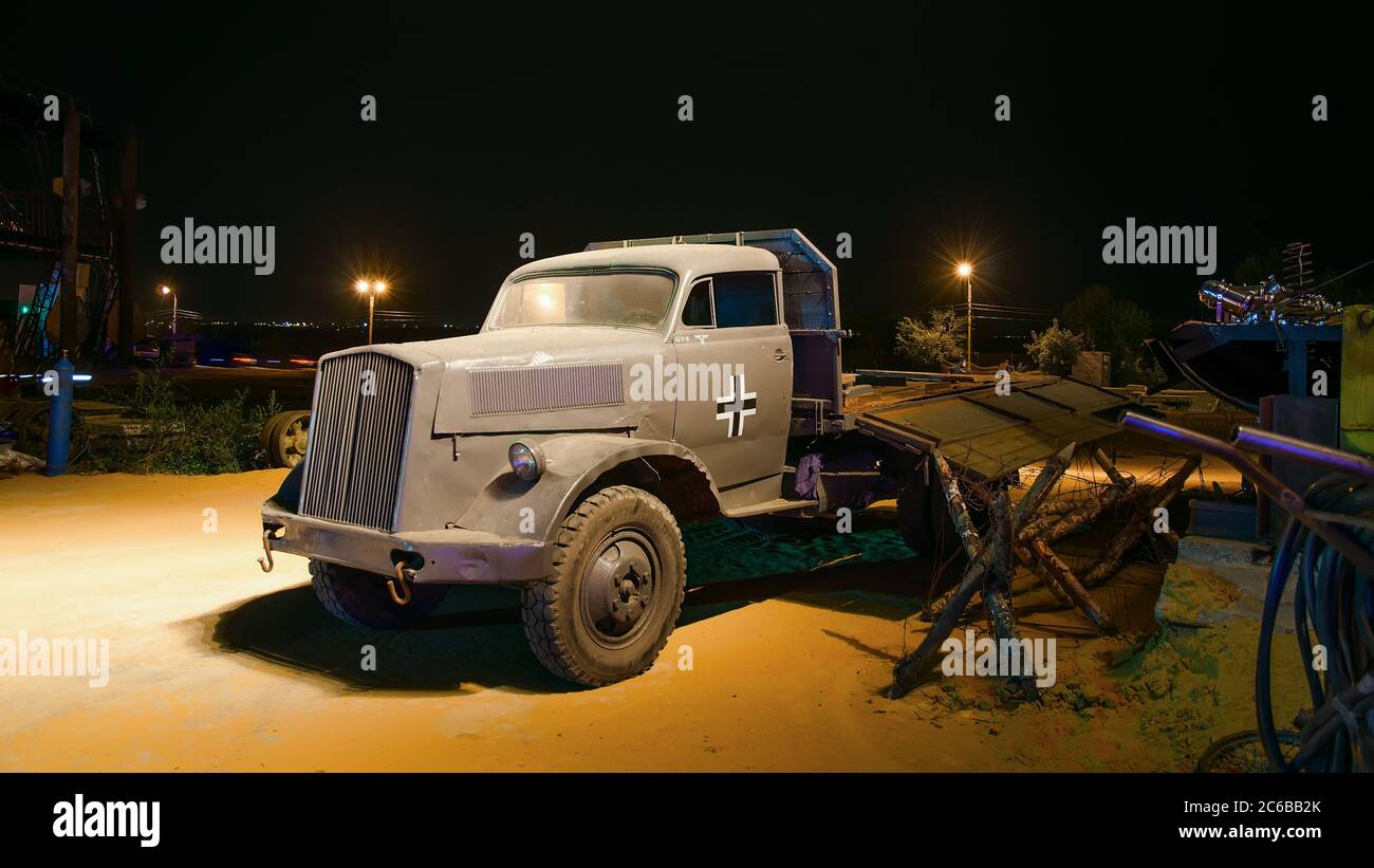 Deutscher Militärwagen des Dritten Reiches beleuchtete Straßenlaternen Stockfoto