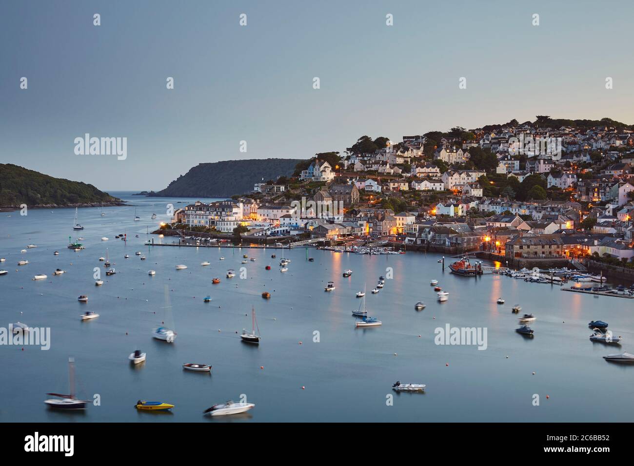 Ein stimmungsvoller Blick in die Dämmerung über das Dorf Salcombe und die Kingsbridge Mündung, auf Devon Südküste, Devon, England, Großbritannien, Europa Stockfoto