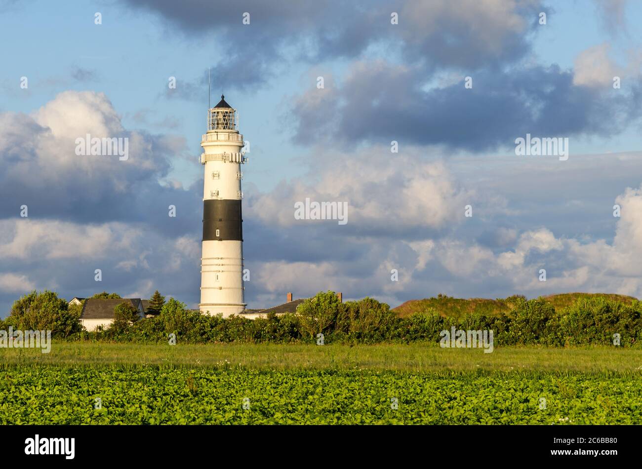 Leuchtturm in ländlicher Landschaft in Norddeutschland im Sommer Stockfoto