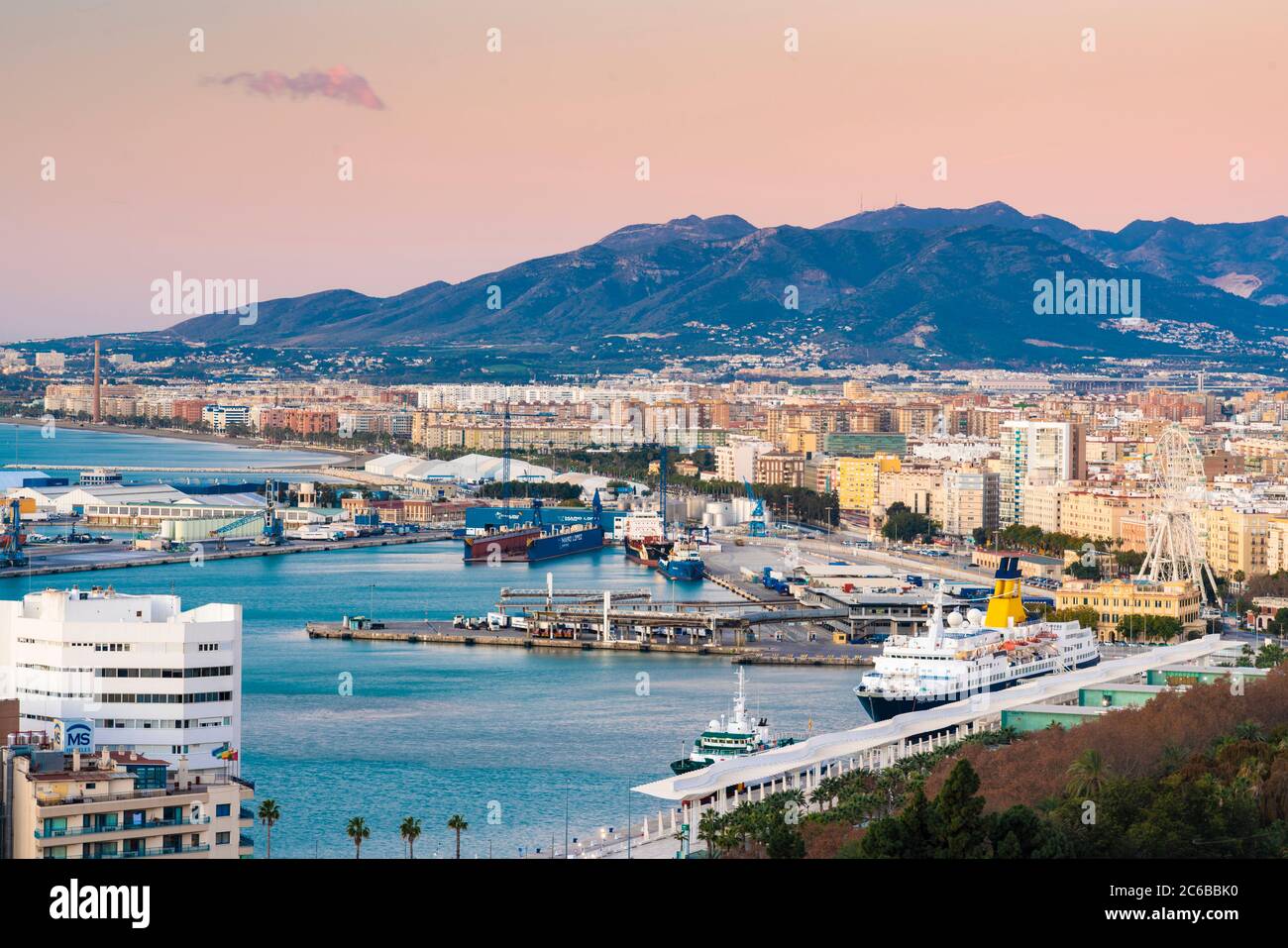 Blick vom Aussichtspunkt Gibralfaro bei der Burg über den Hafen von Malaga bei Sonnenaufgang, Malaga, Andalusien, Spanien, Europa Stockfoto