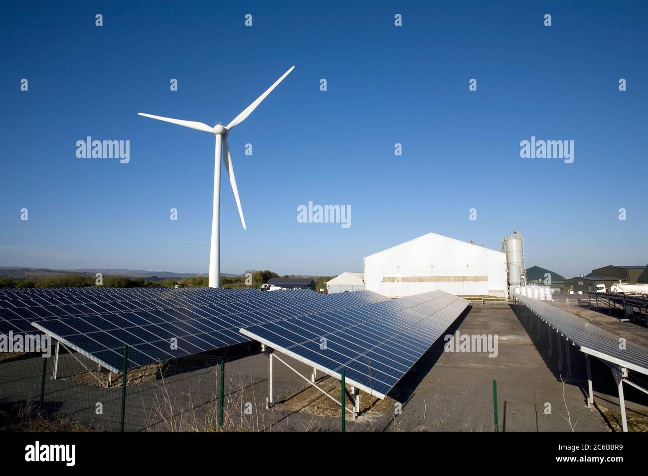Drei Arten der erneuerbaren Stromerzeugung auf Newton Down, Windturbine, Sonnenkollektoren und, in der Scheune, anaerobe Verdauung, Newton Down, Porthca Stockfoto