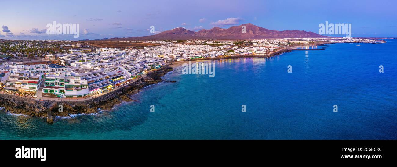 Playa Blanca bei Sonnenuntergang, Lanzarote, Kanarische Inseln, Spanien, Atlantik, Europa Stockfoto