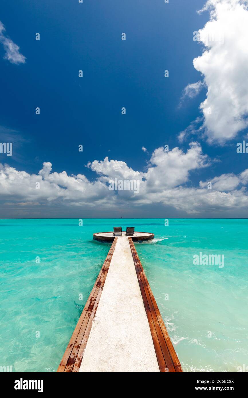 Steg und Stühle mit Blick auf das Meer, die Malediven, den Indischen Ozean, Asien Stockfoto