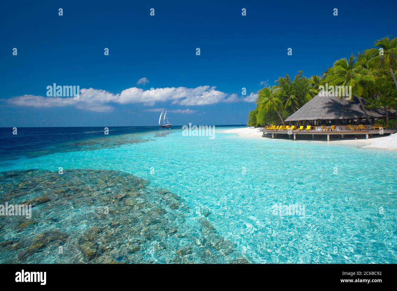 Terrasse und tropischer Strand, Malediven, Indischer Ozean, Asien Stockfoto