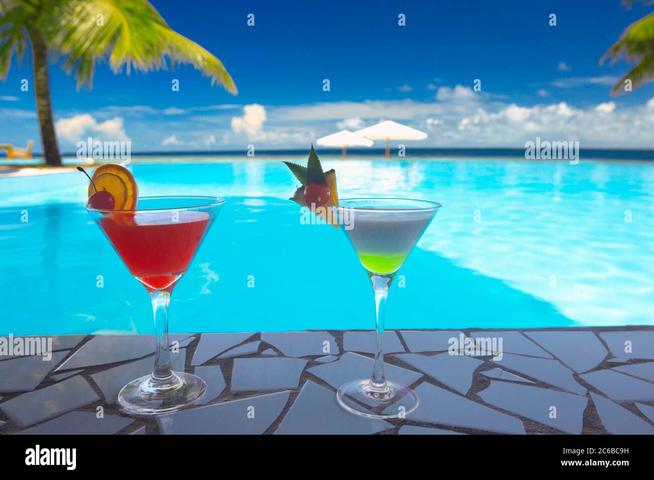 Cocktails am Pool, Malediven, Indischer Ozean, Asien Stockfoto