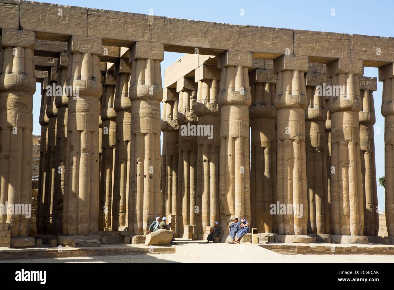 Säulen der Hypostyle Hall, Luxor Tempel, UNESCO-Weltkulturerbe, Luxor, Theben, Ägypten, Nordafrika, Afrika Stockfoto