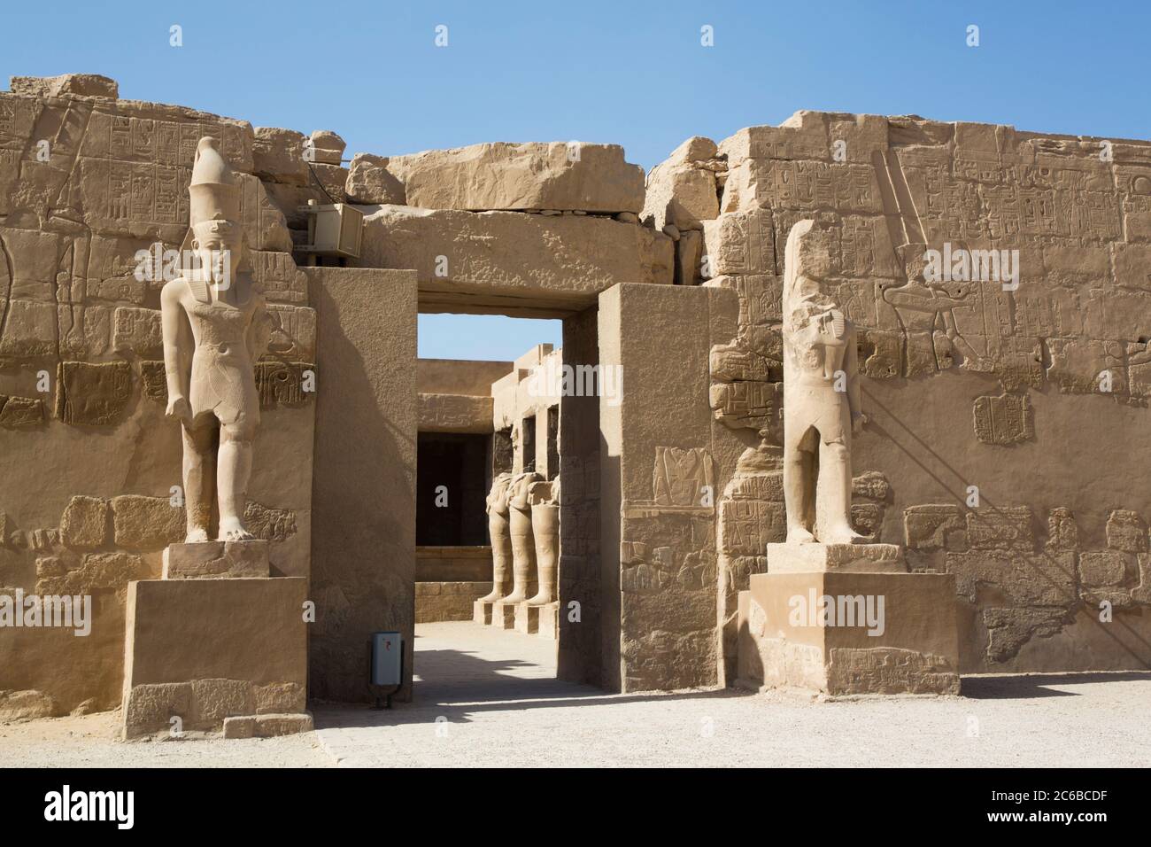 Eingang, Tempel von Ramses III, Karnak-Tempelkomplex, UNESCO-Weltkulturerbe, Luxor, Theben, Ägypten, Nordafrika, Afrika Stockfoto