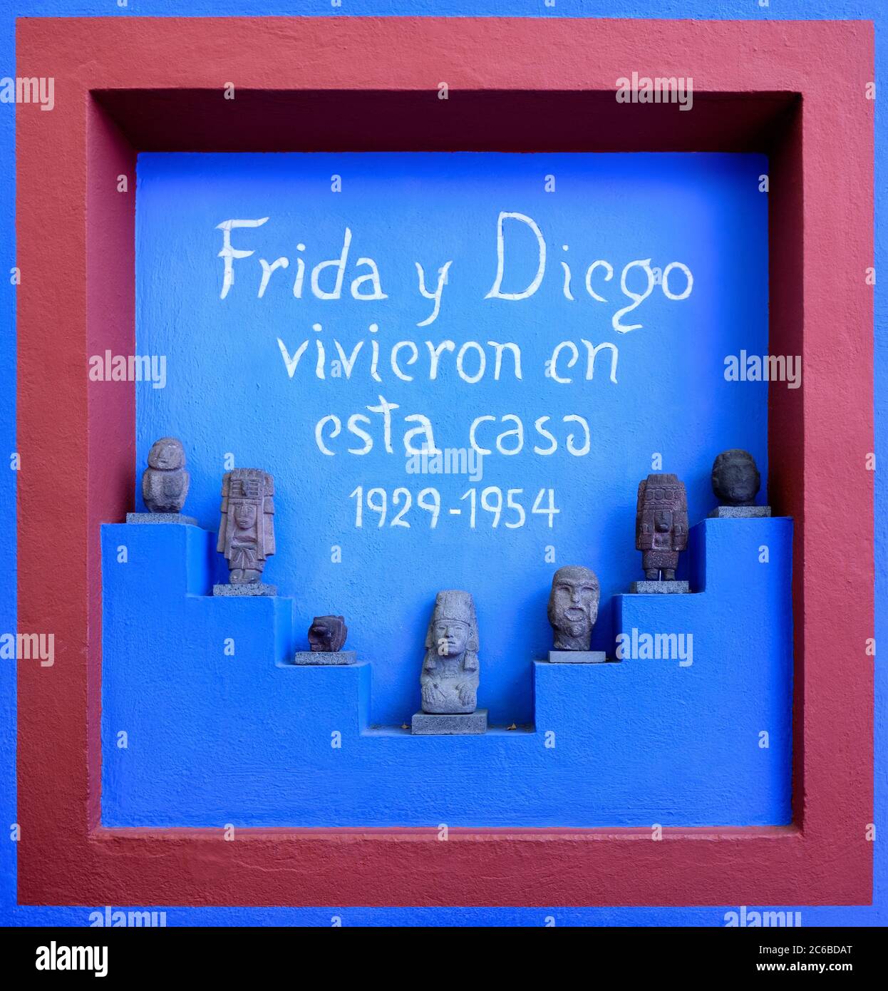 Vorhispanische Skulpturen und Schild mit der Inschrift "Frida und Diego lebten hier" im Frida Kahlo Museum A Stockfoto