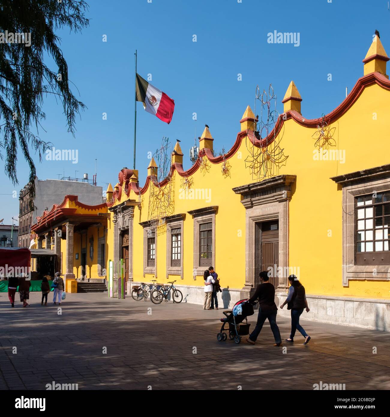 Menschen neben dem kolonialen Rathaus Palast in Coyoacan in Mexiko-Stadt Stockfoto