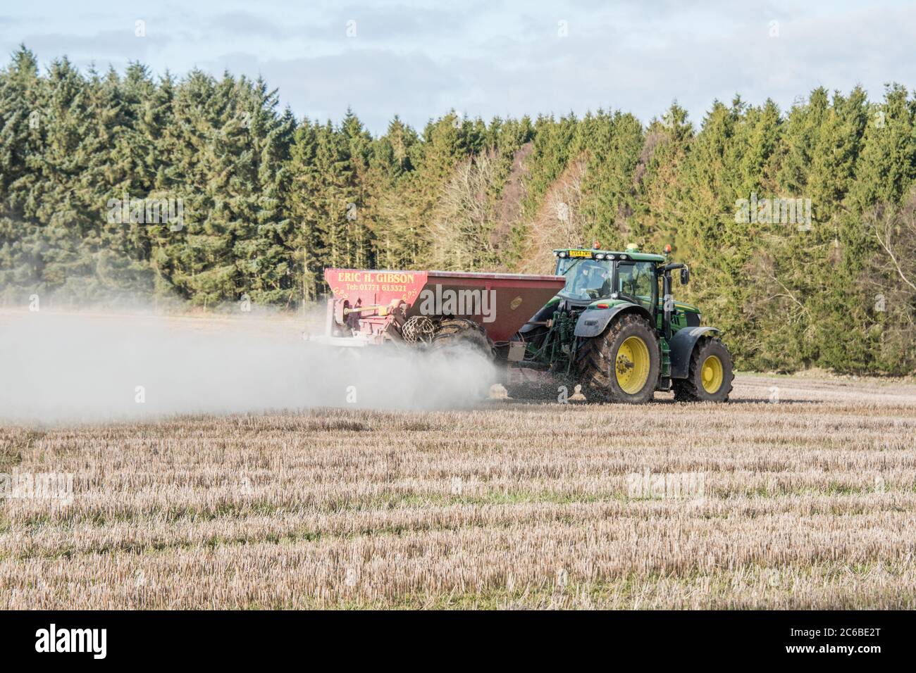 Steinstaub und Kalk, die sich vor der Kultivierung auf Feldern ausbreiten.  Die Ausbreitung von zerkleinertem Basalt könnte große Mengen an CO2 aus der Luft  entfernen Stockfotografie - Alamy