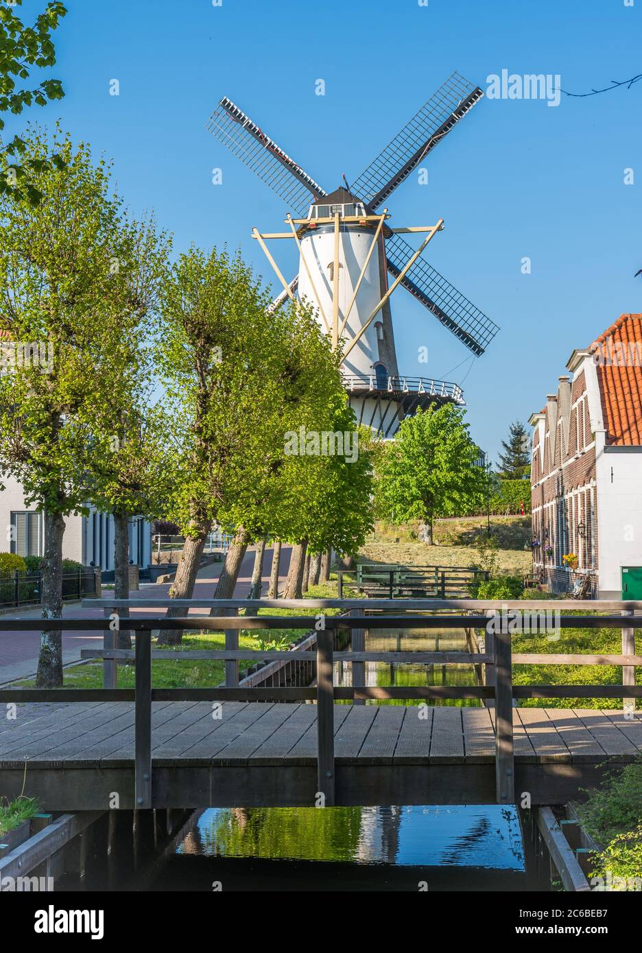Malerische Landschaft mit einer traditionellen niederländischen Windmühle namens 'd'Orangemolen' (auf niederländisch) in Willemstad, Provinz Nordbrabant, Niederlande Stockfoto