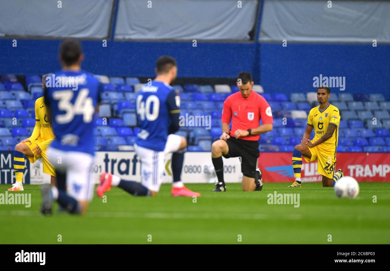 Kyle Naughton (rechts) von Swansea City und Spieler machen sich ein Knie, um die Black Lives Matter Bewegung zu unterstützen, bevor das Sky Bet Championship-Spiel im St. Andrew's Billion Trophy Stadium in Birmingham ausgetragen wird. Stockfoto