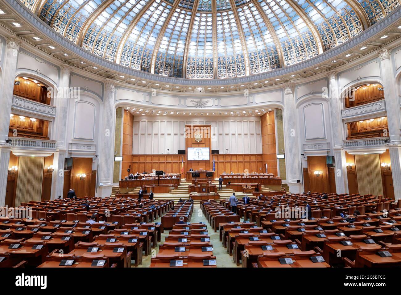 Bukarest, Rumänien - 8. Juli 2020: Rumänische Parlamentsmitglieder nehmen an einer Parlamentssitzung im Abgeordnetenhaus des Palastes von Parli Teil Stockfoto