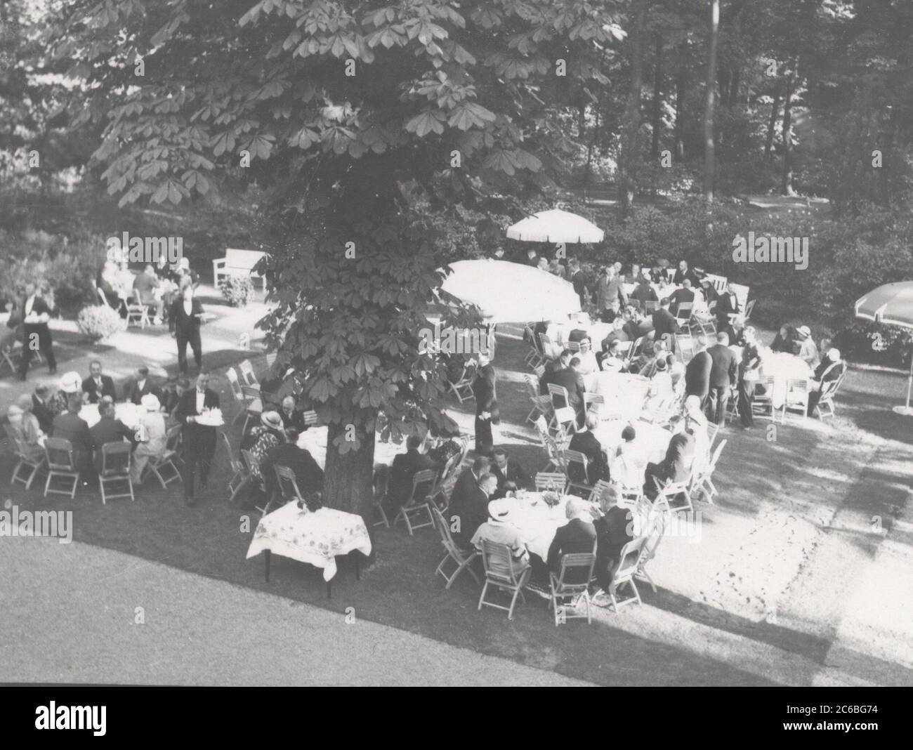 Gartenparty bei Dr. Goebbels Heinrich Hoffmann fotografiert 1934 Adolf Hitlers offizieller Fotograf und ein Nazi-Politiker und Verleger, der Mitglied des intimen Hitlerkreises war. Stockfoto