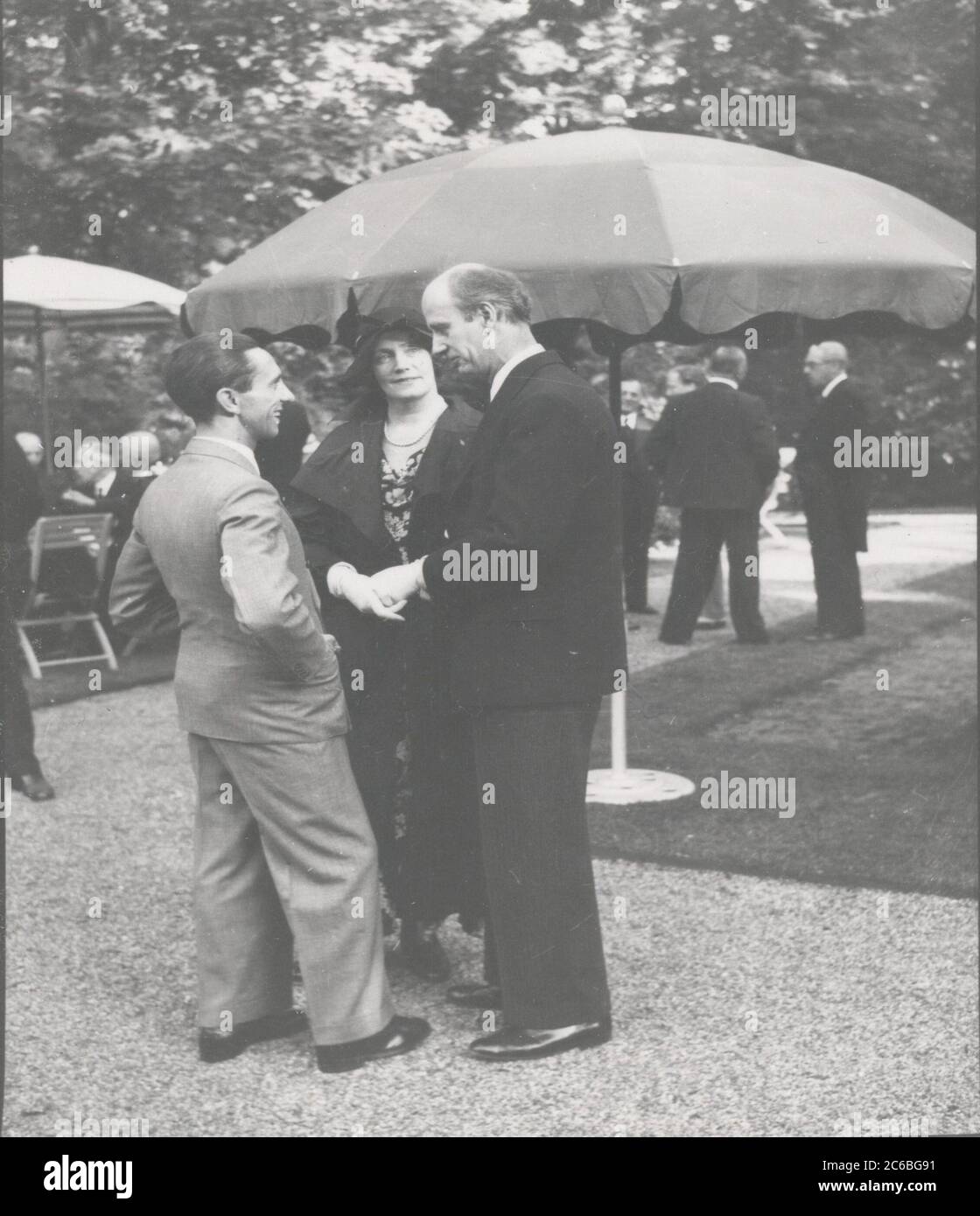 Gartenparty bei Dr. Goebbels Heinrich Hoffmann fotografiert 1934 Adolf Hitlers offizieller Fotograf und ein Nazi-Politiker und Verleger, der Mitglied des intimen Hitlerkreises war. Stockfoto