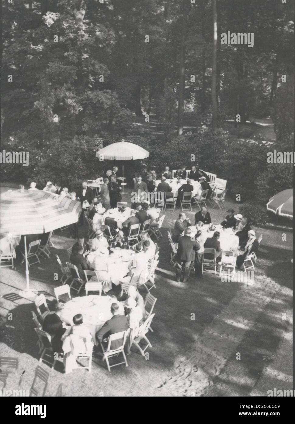 Gartenparty bei Dr. Goebbels Heinrich Hoffmann fotografiert 1934 Adolf Hitlers offizieller Fotograf und ein Nazi-Politiker und Verleger, der Mitglied des intimen Hitlerkreises war. Stockfoto