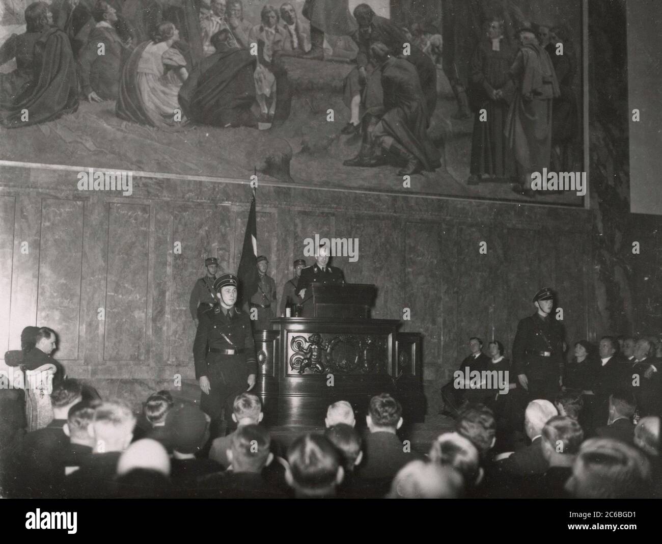 Dr. Otto Dietrich Speek Heinrich Hoffmann fotografiert 1934 Adolf Hitlers offizieller Fotograf und ein Nazi-Politiker und Verleger, der Mitglied des intimen Hitlerkreises war. Stockfoto