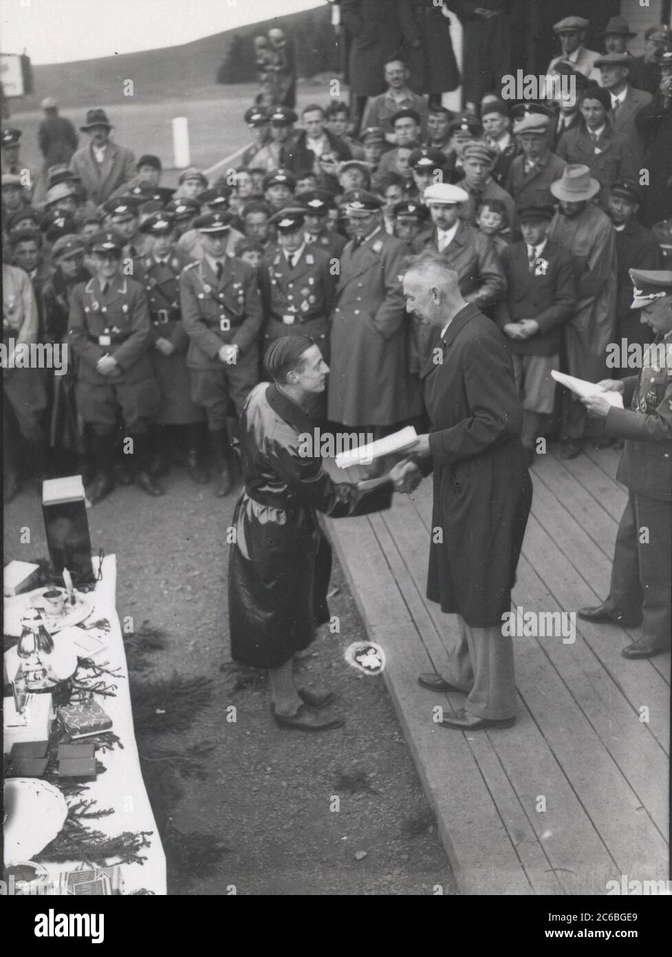 Preisverleihung im Segelflugwettbewerb auf der Rhön Heinrich Hoffmann fotografiert 1934 Adolf Hitlers offizieller Fotograf und ein Nazi-Politiker und Verleger, der Mitglied des intime Kreises Hitlers war. Stockfoto